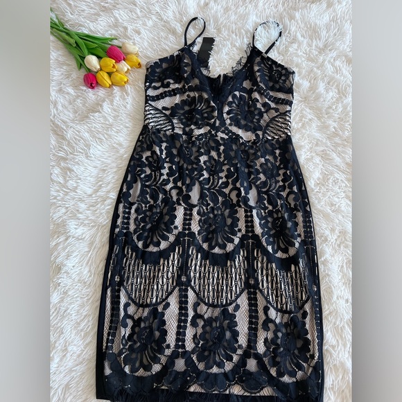 Elegant Black Lace Midi Dress - Picture 3 of 16